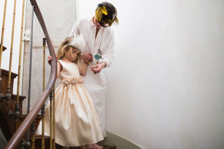 wizerunek ciała dziewczynek: mama z córką ubrane w suknie balowe schodzą po schodach