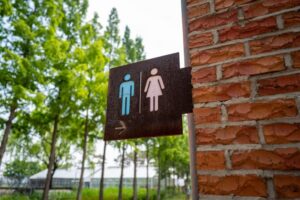 Read more about the article Dlaczego kolejki do damskich toalet są tak długie? (I czy naprawdę muszą takie być?)